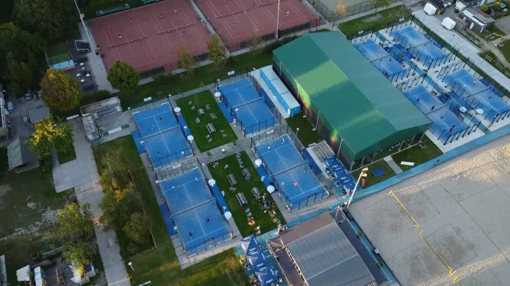 Padel courts at Padeldam in Amsterdam – book online